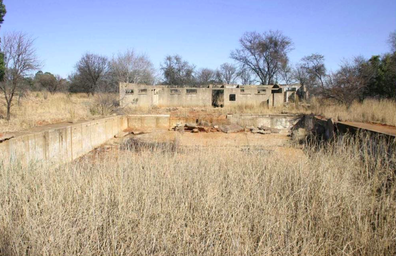 Officers swimming pool Zonderwater Prison John Lincoln.png The